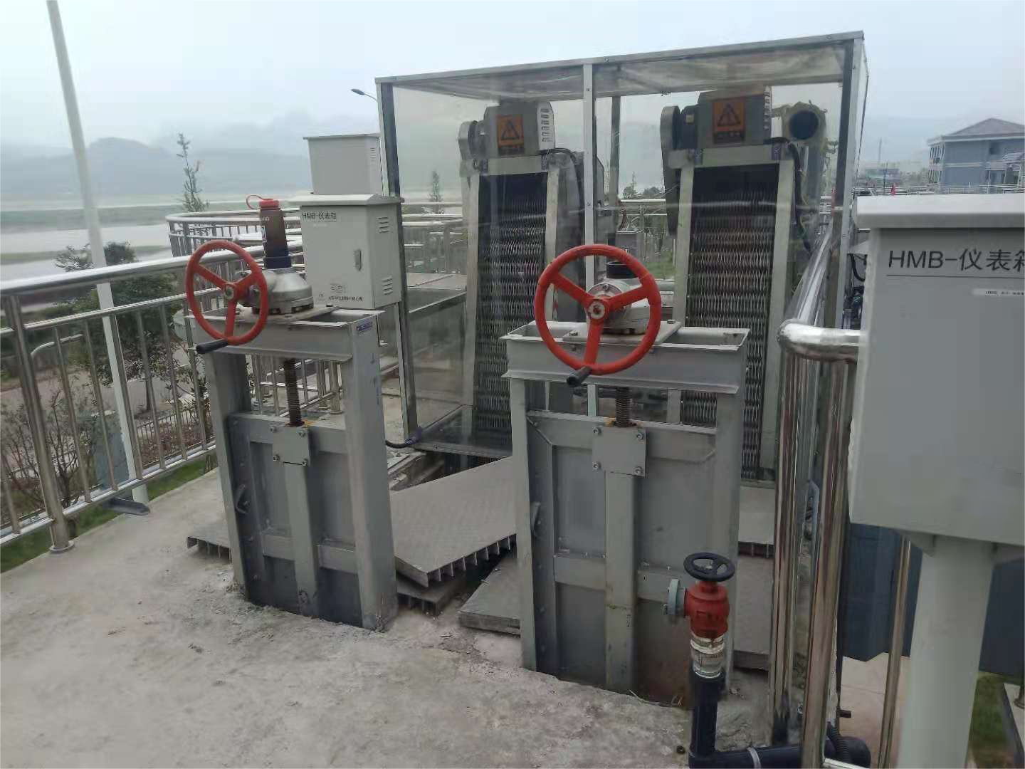 ?山東地衛環?？萍加邢薰敬蛟旄咝Щ剞D式格柵除污機